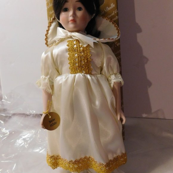 Snow White Land of Enchantment Porcelain Doll International Collectors Society - Picture 5 of 11